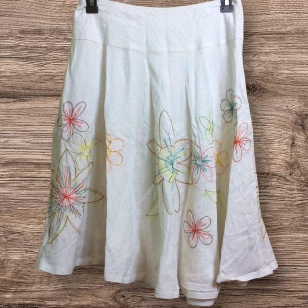 🎈3/$20! 
Ann Trinity linen blend embroidered floral skirt. Size 10. White.
